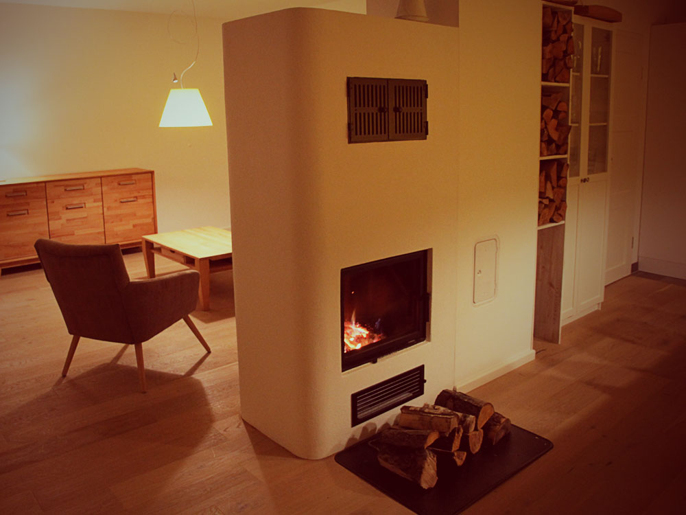 der Kamin im Wohnzimmer